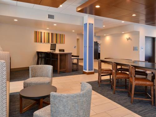 Holiday Inn Express & Suites BRIGHTON SOUTH - US 23