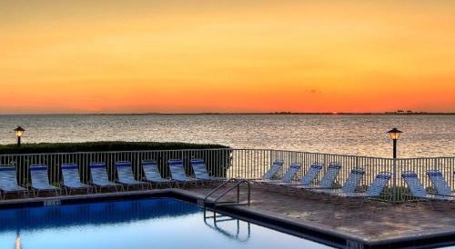Oceanfront - Amazing Balcony view - Heated Pool - private bedroom - full kitchen - near Airport
