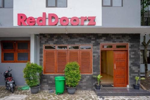 RedDoorz Plus near Jogja City Mall 5