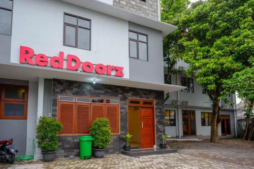 RedDoorz Plus near Jogja City Mall 5