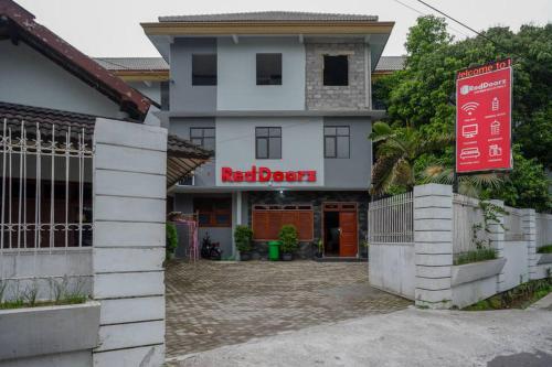 RedDoorz Plus near Jogja City Mall 5 near Sindu Kusuma Edupark
