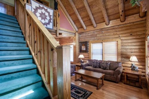 Hibernation Hideaway - hot tub and community pools - main image