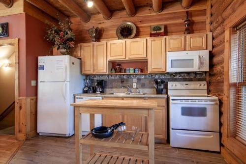 Hibernation Hideaway - hot tub and community pools - image 6