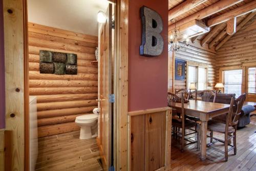 Hibernation Hideaway - hot tub and community pools - image 8
