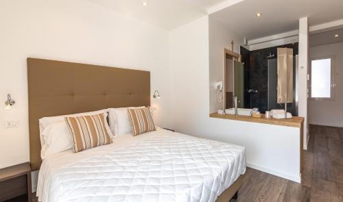 Junior Suite with Terrace image 10