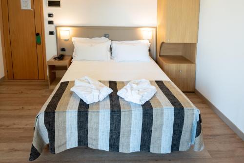 Double Room with Lateral Sea View image 10