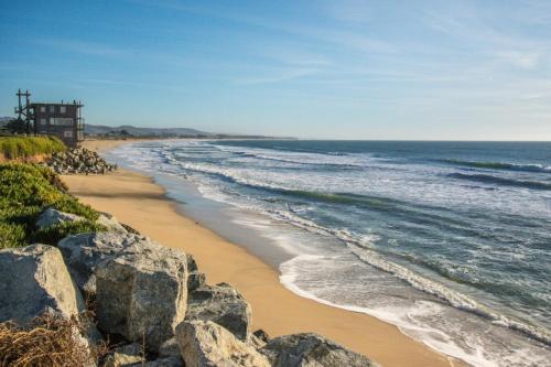 Beach Villa Home - Walk to Beaches Trails Restaurants Activities & more - Apartment - Half Moon Bay