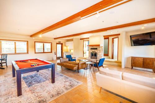 Beach Villa Home - Walk to Beaches Trails Restaurants Activities & more