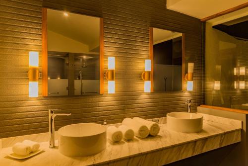 Bathroom, Fiyavalhu Resort Maldives in South Ari Atoll