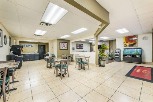 Lobby, Econo Lodge Salisbury South in Salisbury