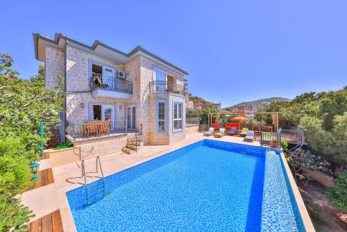 Kaş deniz manzaralı 6 kişilik villa Kas 