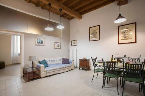 LG House with balcony near Ponte Vecchio
