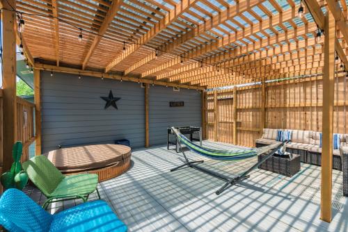 DOWNTOWN House 5 minutes from Riverwalk w\HOT-TUB