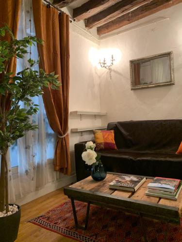 Charming Latin Quarter Courtyard Duplex for four, Paris (Foto 10)