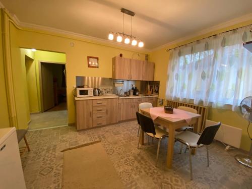 ห้องครัว, Eszter Apartman in เอเกอร์