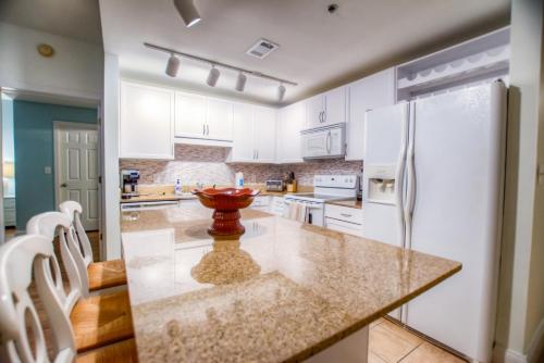 Exclusive 3 BD End Unit Laketown Wharf 5th Floor! Best Amenities! - image 3
