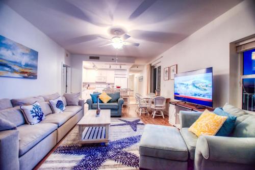 Exclusive 3 BD End Unit Laketown Wharf 5th Floor! Best Amenities! - image 4