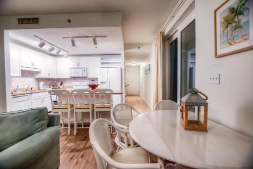 Exclusive 3 BD End Unit Laketown Wharf 5th Floor! Best Amenities! - image 5