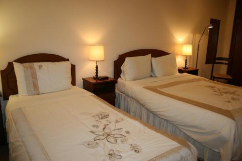 Valley Lodge Room Only Guest House in แคลร์มอร์ริส