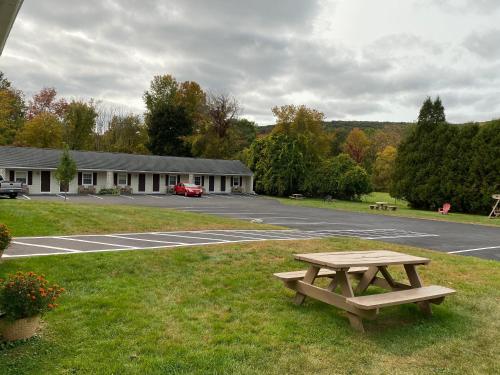 Zunanjost, Villager Motel in Simonds