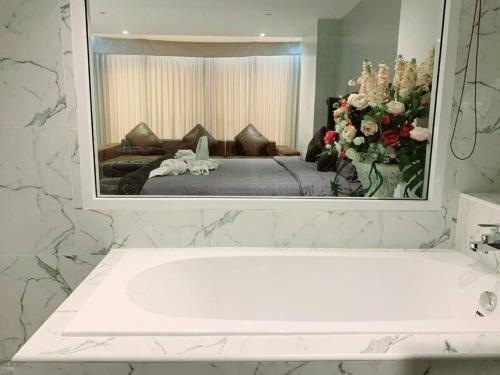 Bany, Grand Inter Hotel in Samut Sakhon