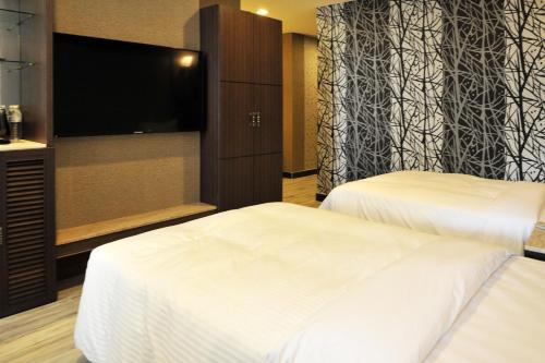 Deluxe Twin Room image 8