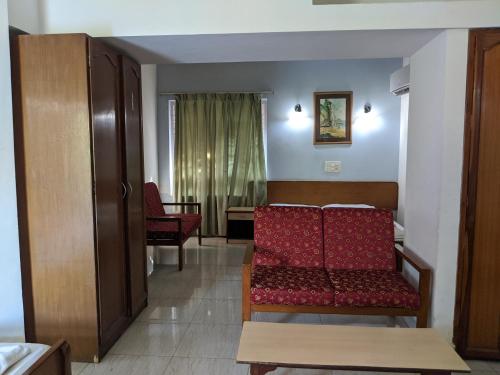 Farmagudi Residency Set in a prime location of South Goa, Farmagudi Residency puts everything the city has to offer just outside your doorstep. Both business travelers and tourists can enjoy the hotels facilities and se