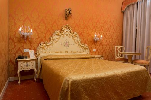 Superior Double or Twin Room with Canal View image 10