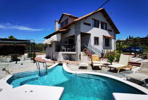 Rural villa Private pool, BBQ, court ,20' airport