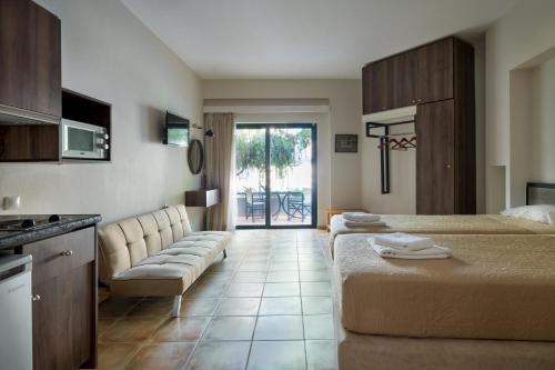Nireas Hotel - image 4