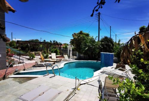 Rural villa Private pool, BBQ, court ,20' airport