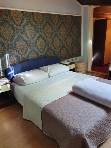 1 double bed, 2 twin beds