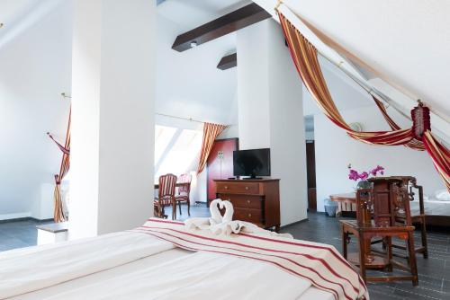 2 queen beds, 3 twin beds