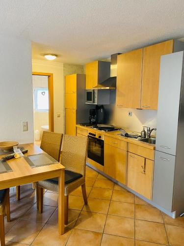 廚房, Residenz Moselzauber - Ferienwohnungen mit Pool Landschaft in 恩斯特