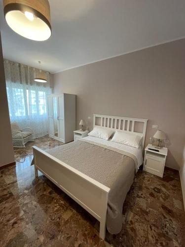 1 queen bed, 1 twin bed