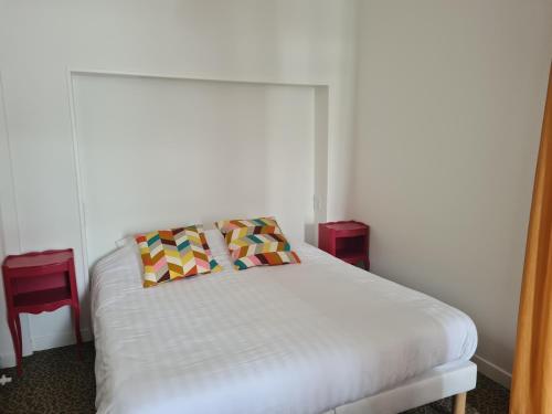 1 queen bed, 2 twin beds