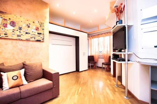 PETITE HOME IN ROME 4