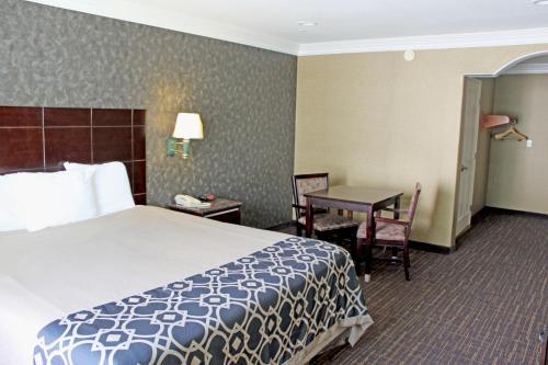 Crystal Inn Suites & Spas in Inglewood, USA