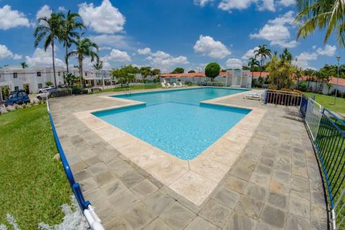 Swimming pool, Departamento Planta Baja con parqueo en Condominio in Santa Cruz