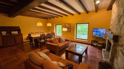 Shared lounge/TV area, La Borda del Tio Nicolas - Selva de Irati in Aribe