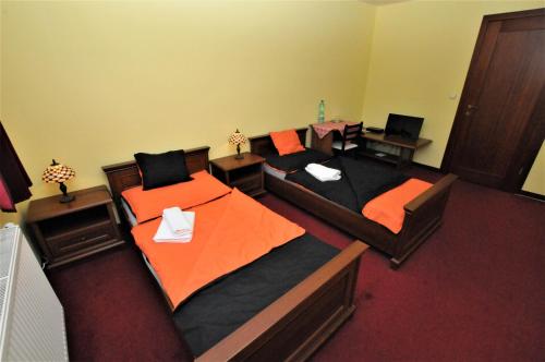 2 twin beds