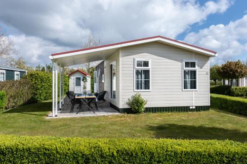 Luxe 5-persoons chalet op familiecamping, Pension in Baarland