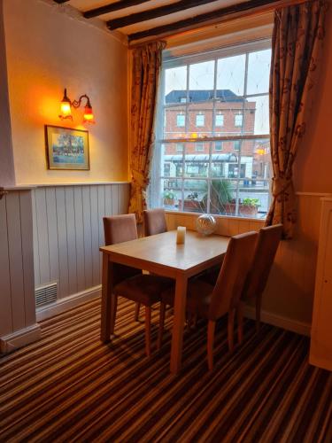 Restaurant, The Pelican Inn in Devizes