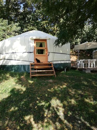 Panoráma Jurta Hotel in Ábrahámhegy