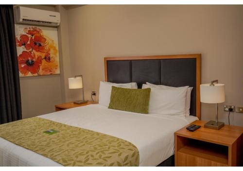 Premier King Room image 3