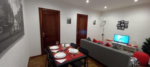 Azul Vallecas Apartment, Pension in Madrid
