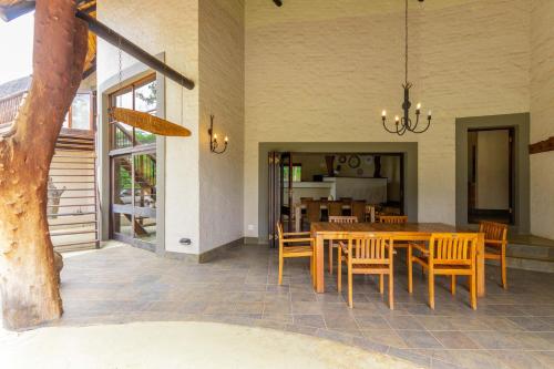 Zebula 76, Family Lodge (8 adults and 4 kids)