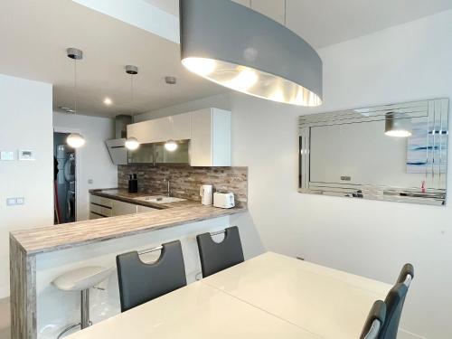 Bayview Arroyo de la Miel - Luxurious home with views garden community pool and a padel court - image 2