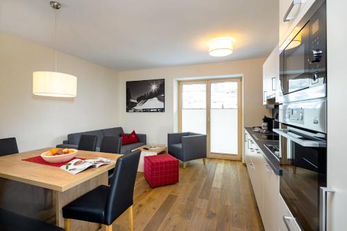 2 bedrooms, 5 beds