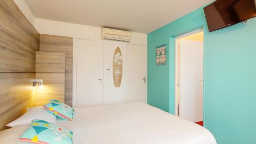 1 queen bed, 3 twin beds